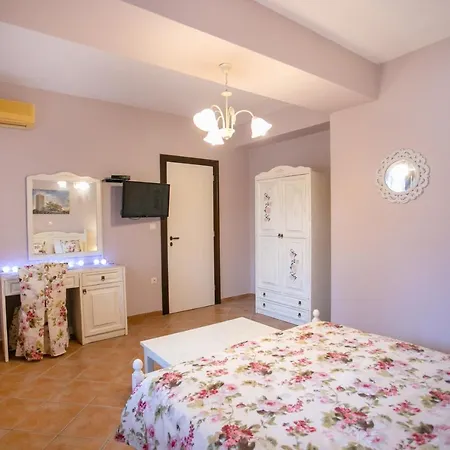 Traditional Apartments Plagiaki Néon Oítilon Extérieur photo