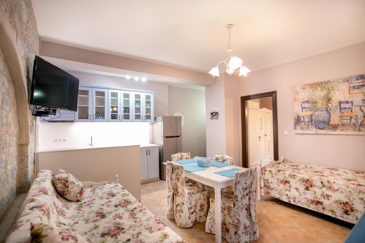 Traditional Plagiaki Appartement Néon Oítilon